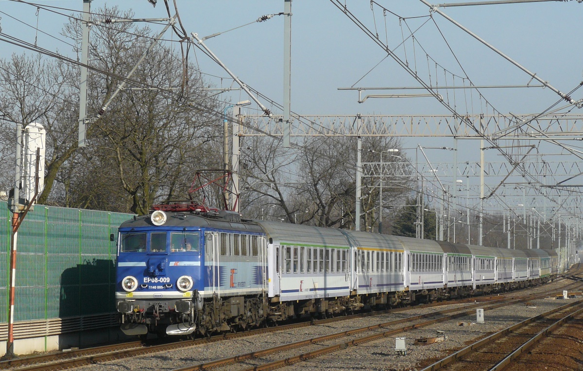 EP08-009
Ósemka z pociągiem TLK Podlasiak Warszawa => Szczecin/Zielona Góra.
Słowa kluczowe: EP08 EP08-009 WarszawaWłochy