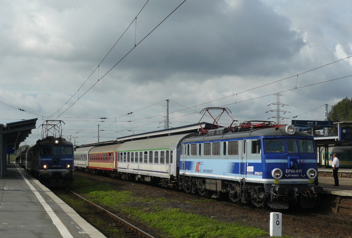 EP08-011
Ósemka z pociągiem TLK Lubuszanin Gorzów Wlkp./Zielona Góra => Warszawa. Obok stoi EP07-412. Dworzec Zachodni w poprzedniej wersji.
Słowa kluczowe: EP08 EP08-011 WarszawaZachodnia