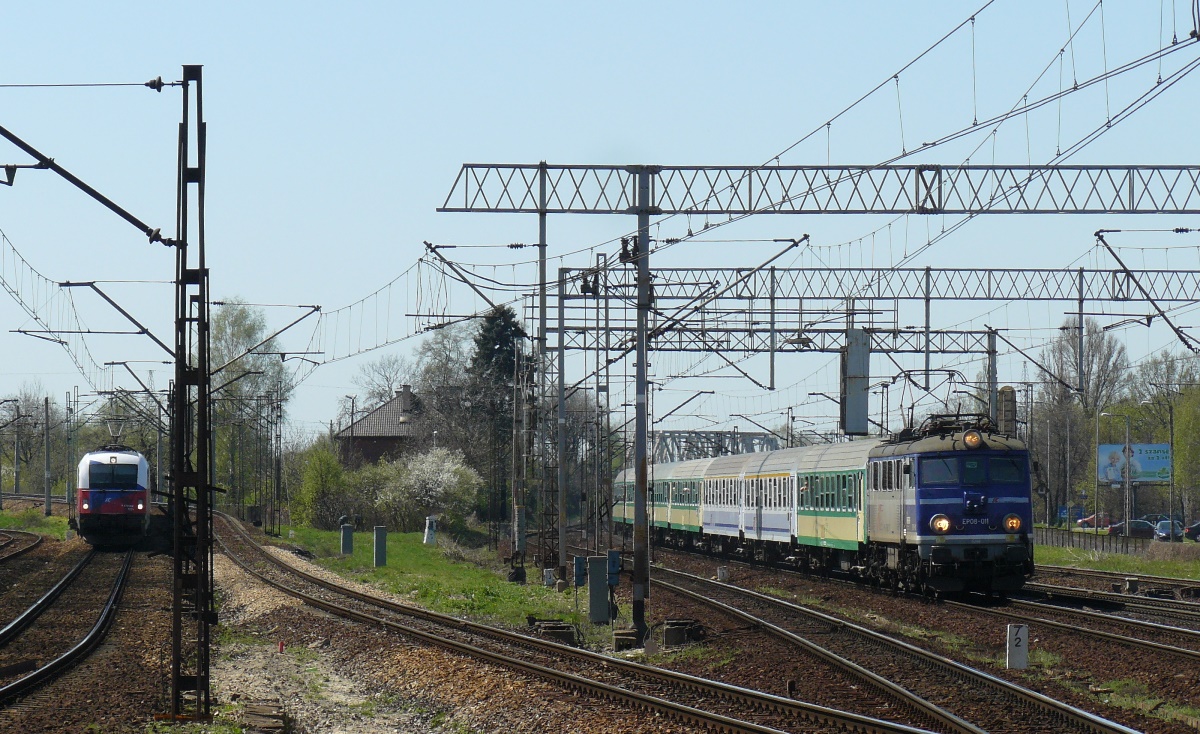 EP08-011
Ósemka z pociągiem TLK Boryna 91107 Łódź => Warszawa. Obok EU44-006 w barwach Czech.
Słowa kluczowe: EP08 EP08-011 WarszawaWłochy