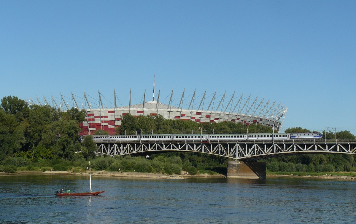 EP09-026
EP09-026 ( rocznik 1993 ) z pociągiem EIC Górnik 1609 Warszawa => Wrocław na tle Stadionu Narodowego.
Słowa kluczowe: EP09 EP09-026 MostŚrednicowy