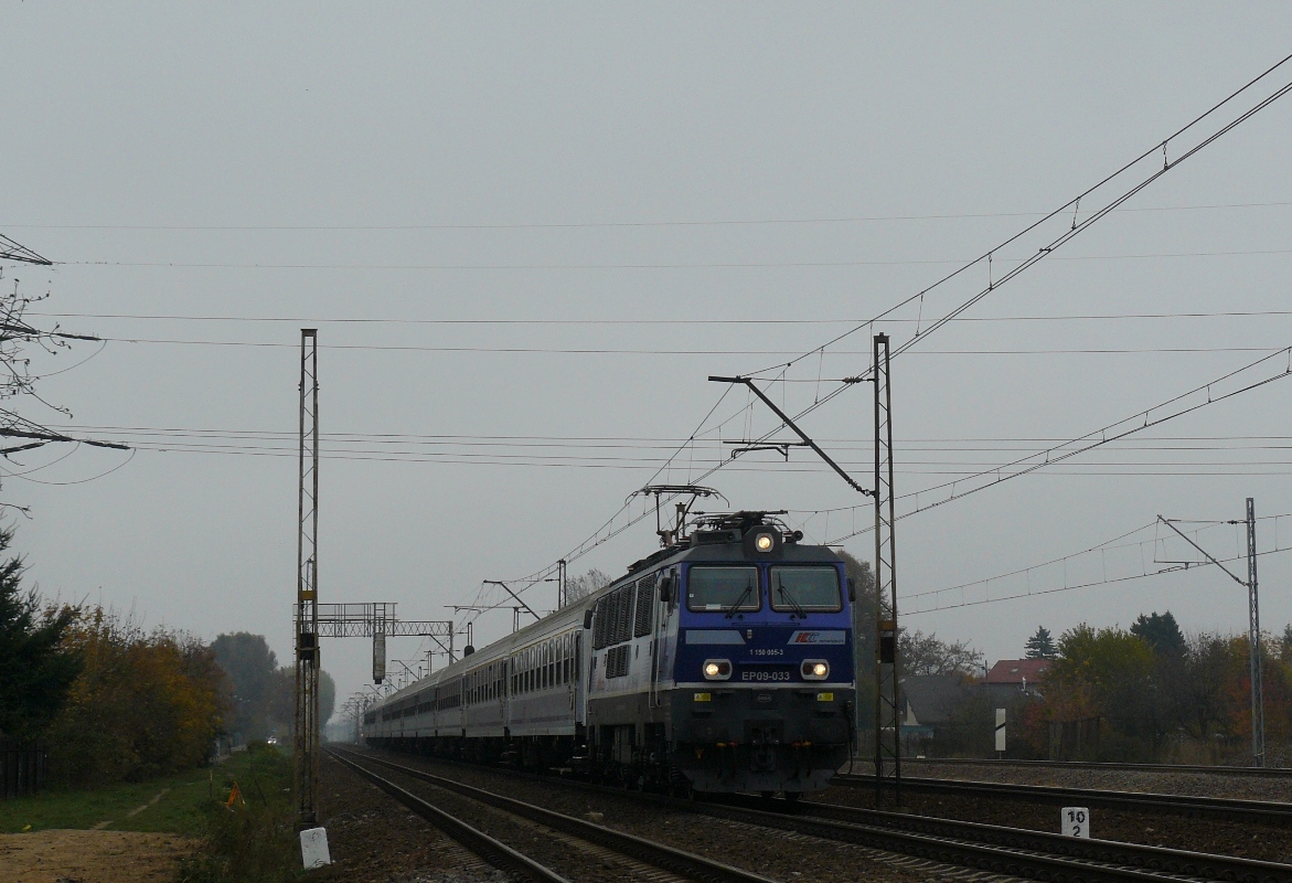 EP09-033
EP09-033 ( rocznik 1994 ) z pociągiem TLK 53106 Norwid Gdynia => Kraków. Tor prawy wyłączony z użytku do remontu.
Słowa kluczowe: EP09 EP09-033 WarszawaUrsusNiedźwiadek