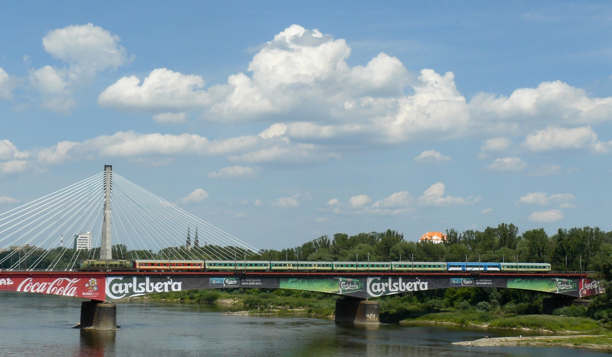 ET22-1040
ET22-1040 ( rocznik 1987 ) zielone barwy nosił do 2015 roku.
Słowa kluczowe: ET22 ET22-1040 MostŚrednicowy