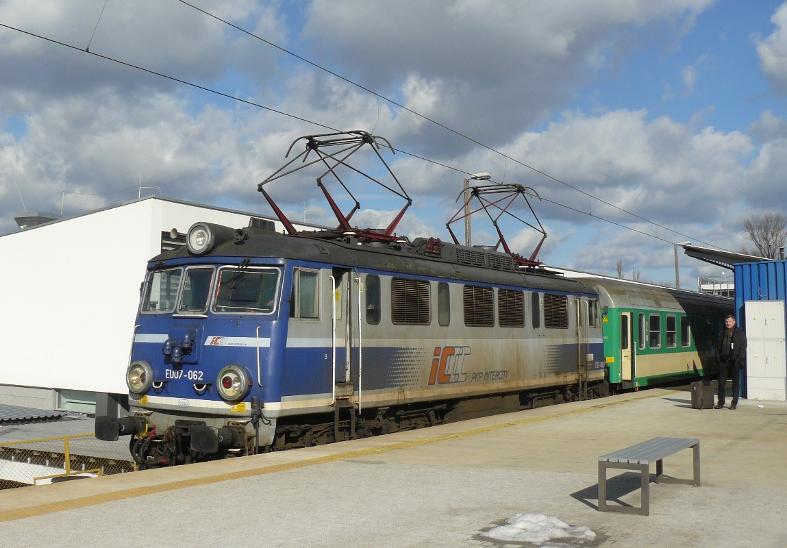 EU07-062
EU07-062 ( rocznik 1969 ) w 2014 r. sprzedana przez PKP IC. Obecnym właścicielem jest P.H.U. Aspekt - Wrocław, a wynajmującym PUK Kolprem.
Słowa kluczowe: EU07 EU07-062 WarszawaWschodnia