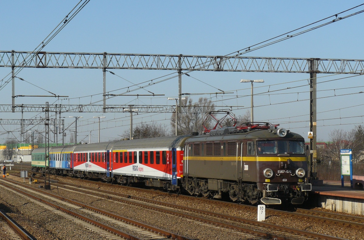 EU07-076
W 2012 r. firma Tabor Szynowy Opole kupiło jedenaście siódemek od PKP Intercity. Po naprawach lokomotywy te zyskały charakterystyczne barwy - brązowe z żółtym pasem. Lokomotywy były wynajmowane m.in. przez Przewozy Regionalne do pociągów Interregio i RegioEkspress.
Na zdjęciu ze składem RE Warta 72110 Poznań => Lublin.
Słowa kluczowe: EU07 EU07-076 WarszawaGołąbki