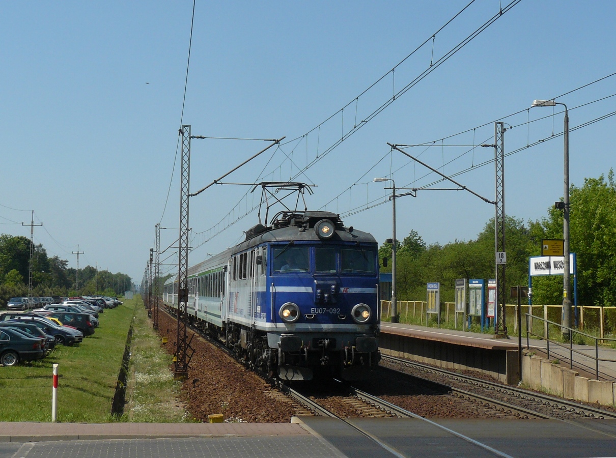 EU07-092
EU07-092 ( rocznik 1970 ) z pociągiem TLK Kinga 13107 Warszawa => Kraków.
Słowa kluczowe: EU07 EU07-092 WarszawaWesoła