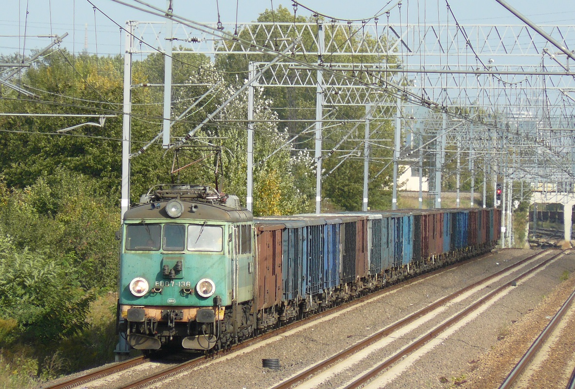 EU07-136
EU07-136 ( rocznik 1970 ) z PKP Cargo. W zielonych barwach jeździła w  okresie 7.2007 - 5.2015. Obecnie lokomotywa w oczekiwaniu na skreślenie.
Słowa kluczowe: EU07 EU07-136 WarszawaGołąbki