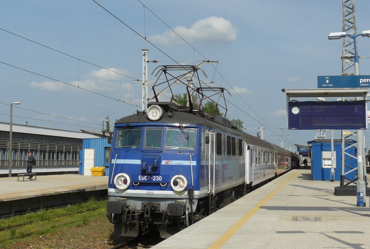 EU07-230
EU07-230 ( rocznik 1973 ) z pociągiem TLK Lublinianin 25102 Lublin => Bydgoszcz. W zeszłym roku sprzedana na złom.
Słowa kluczowe: EU07 EU07-230 WarszawaWschodnia