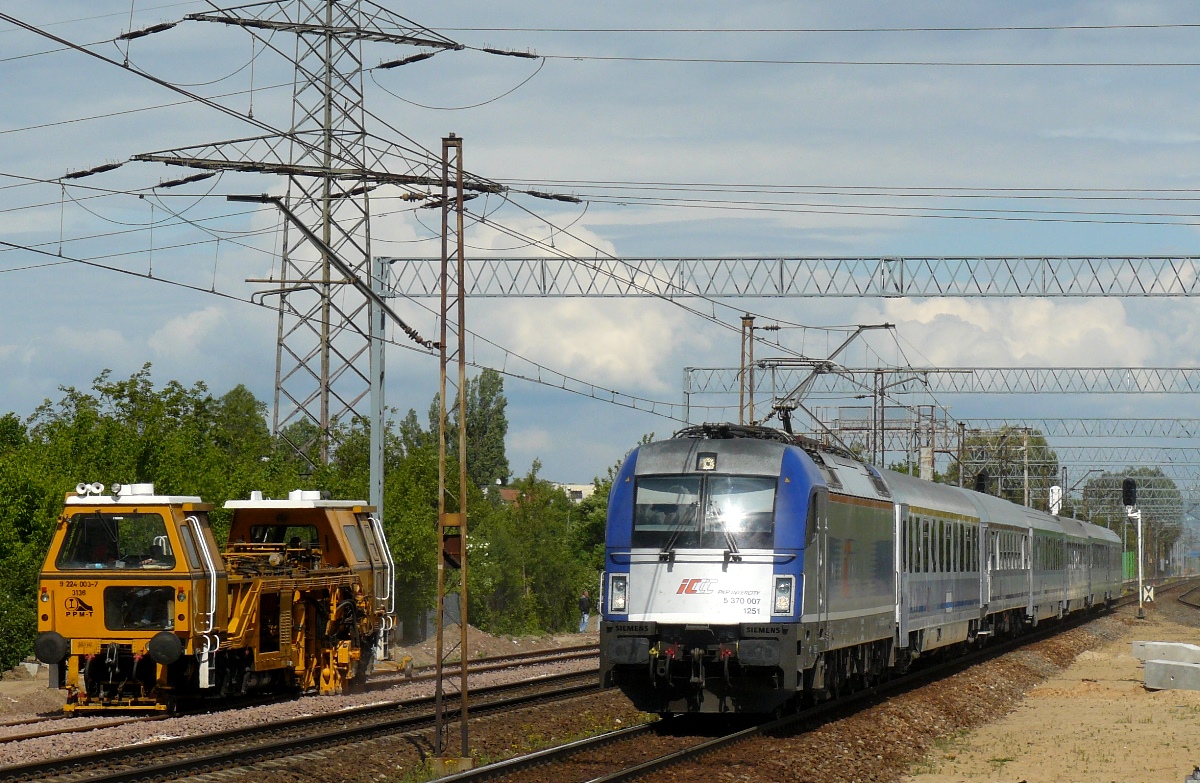 EU44-007
W 2008 r. PKP IC zakupiło dziesięć elektrowozów Siemens EuroSprinter ES64U4 Taurus. Pierwszy egzemplarz trafił do przewoźnika w grudniu 2008, ostatni zaś w czerwcu 2010 r.. Lokomotywy przypisane do Zakładu Centralnego ( lok. W-wa Olszynka Grochowska ). Obsługują obecnie przede wszystkim pociągi do/z Berlina - Berlin-Warszawa-Express ( z/do Warszawy ), Gedania ( z/do Gdyni ), Wawel ( z/do Krakowa ) i Nightjet ( z/do Bohumina CZ ). Na zdjęciu z pociągiem EIC Ondraszek 1405 Warszawa => Bielsko-Biała.
Słowa kluczowe: EU44 EU44-007 WarszawaUrsusNiedźwiadek