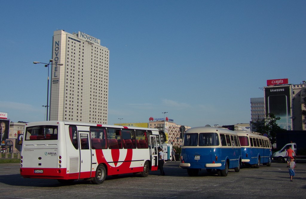 RSA 03543
Jedna z autobusowych niespodzianek tegorocznej Nocy Muzeów w towarzystwie ogórka z przyczepką.
Autosan H9-21 - RSA 03543 z Arriva Toruń oddział Sanok.
Słowa kluczowe: H9-21 Jelcz043 P01 RSA03543 8058 618 PlacDefilad