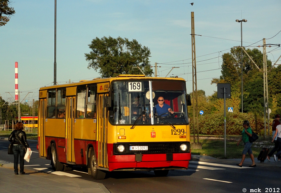 1299
Pożegnalny przejazd po Warszawie ostatnim lewarkiem.

Pozdrowienia i podziękowania dla Kelly'ego, Matu i nowego właściciela wozu za zorganizowanie przejazdu.
Słowa kluczowe: IK260 1299 PT KrakowskiePrzedmieście PZ1299