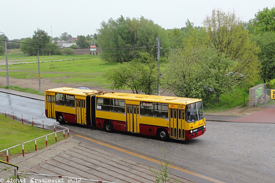 2306
Dzisiaj mamy 23.06, więc wstawiam zdjęcie naszego ostatniego przegubowego lewarka,  z takim właśnie numerem. :D Foto z dedykacją dla @Kefasa.
Słowa kluczowe: IK280 2306 519 PowsinParkKultury