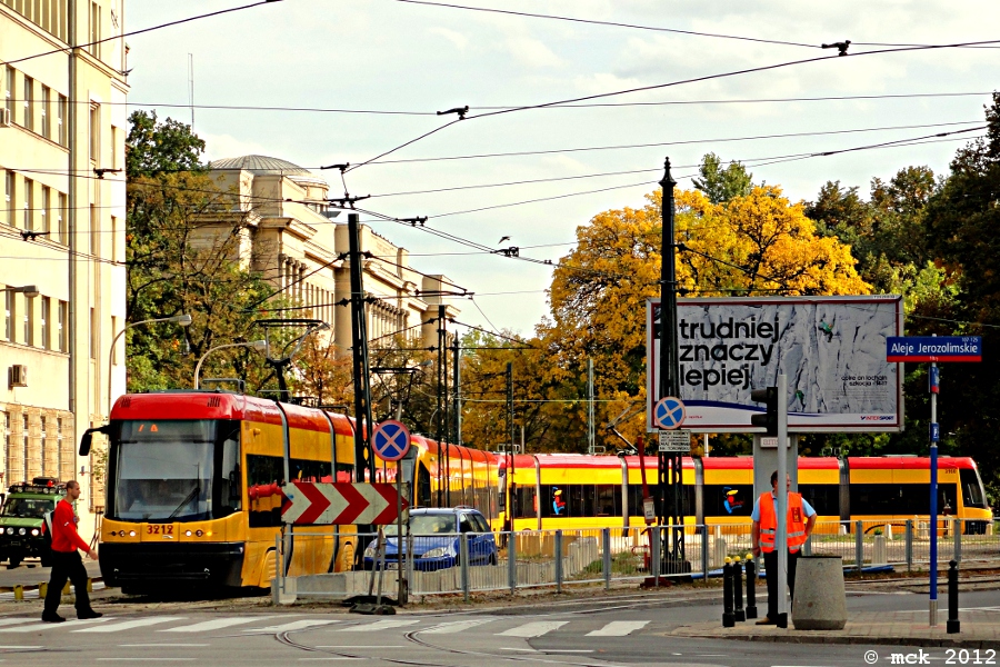 3212
Takiego oblężęnia pętla Plac Starynkiewicza nie przeżywała od dawna. Z powodu przemarszów zorganizowanych w ciągu ulicy Nowy Świat (w tym przez rondo De Gaulla) wszyskie tramwaje jadące od Placu Zawiszy zawracały właśnie tutaj.
Słowa kluczowe: 120Na 3212 7 PlacStarynkiewicza