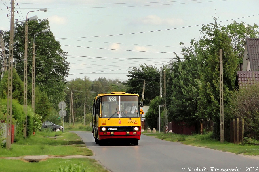 5538
Dzisiaj, 1 czerwca, mija dokładnie rok od kiedy wstawiłem pierwsze zdjęcie na tą galerię -> http://omni-bus.eu/omnigaleria/displayimage.php?pid=225 , wtedy jeszcze prywatną galerię naszego admina pod adresem www.prosper5250.c0.pl. Od tamtego czasu zmieniło się wiele: powstał portal Omni-Bus, który niejako zastąpił skasowanego również rok temu "Przegubowca", galeria przekształciła się w Omnigalerię, która wypełniła lukę po galerii "Przegubowca", oraz znacznie się rozwinęła. Przykładowo na początku zdjęcia miały po kilkadziesiąt wyświetleń, a teraz 300-400 to norma. Dzięki tej galerii również wielu fotografów mogło się "wybić" i wiele nauczyć (sam jestem jednym z nich). Podczas gdy na Przegubowca czy Phototrans zapewne by się nie dostali, tutaj pozwolono im  rozwinąć skrzydła i pokazać na co ich stać.

Tak więc z tej okazji chciałbym podziękować przede wszystkim adminowi, który dał mi tu konto (a wcześniej również na Przegubowcu) oraz wszystkim osobom, których wskazówki zrobiły z mnie lepszego fotografa. :)

Na koniec jeszcze taka mała statystyka, którą pozwoliłem sobie zrobić. Do tej pory wstawiłem 107 zdjęć, co daje 1 zdjęcie na 3,4 dnia. Co do liczby wyświetleń, średnio moje zdjęcie (stan sprzed 2 godzin) ma 542 wyświetlenia. Wychodzi na to, że nie jestem zbyt aktywnym użytkownikiem, ale w następnym roku postaram się poprawić! :D
Słowa kluczowe: IK280 5538 728 Złotokłos