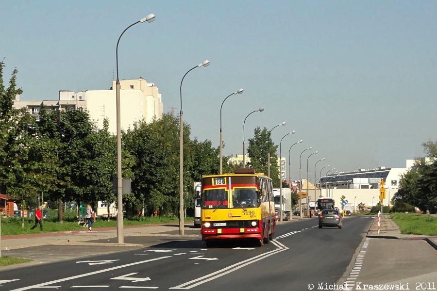 5690
Ostatni przedstawiciel serii 56xx właśnie został odstawiony, kończąc służbę na zajezdni "Stalowa" - swojej piątej w karierze. Zdjęcie przedstawia ten wóz jeszcze pod skrzydłami "Kleszczowej", która w tamtych czasach była prawdziwym bastionem Ikarusów (obsługiwała większość wysokich całek, m. in. na takich liniach jak 186, 189, 401, 517, 523).
Słowa kluczowe: IK280 5690 186 Świderska