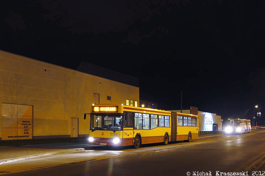 7761
Na prośbę prospera - zdjęcie odkurzacza na 186. Jeszcze na starej trasie z Tarchomina i z dobrymi sprzętami na niej jeżdżącymi (w tle stoi 5121, ostatni harmonijkowy automat w Warszawie). Mam nadzieję, że przeżyjecie jakoś tą oklepaną miejscówkę. XD
Słowa kluczowe: M181M 7761 186 Tarchomin