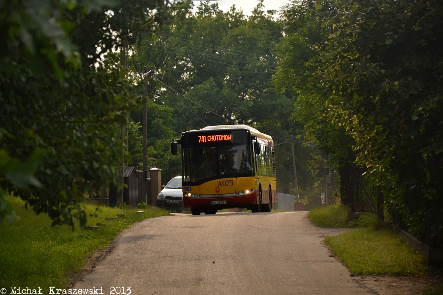 A075
Niedawno w sieci ZTM pojawił się nowy zespół przystankowy "Osiedle Bukowy Dworek", do którego podjazdy kieszeniowe wykonuje linia 741, zarówno w stronę Nowodworów, jak i Chotomowa. Na zdjęciu Solaris Alpino jedzie w kierunku pętli ulokowanej przy ulicy 1 Maja, aby zawrócić.
Słowa kluczowe: SU8,6 A075 741 1Maja Jabłonna