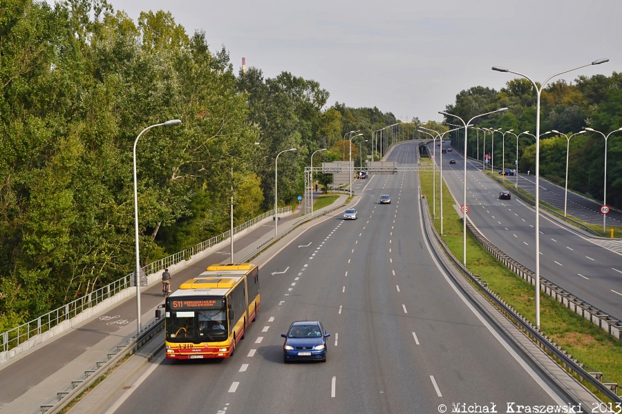 A219
Drugi etap frezowania ul. Modlińskiej, obejmujący odcinek od skrzyżowania z ul. Elektronową do skrzyżowania z ul. Płochocińską, trwał od 16 sierpnia o godz. 21:00 do 19 sierpnia do godz. ok. 4:00. Na objazd (tylko w kierunku krańców Dąbrówka Wiślana, Nowodwory, Białobrzegi/Rynia i Zegrze Płd.) ulicami Wybrzeże Gdyńskie-most Północny-trasa mostu Północnego-Modlińska zostały skierowane linie 511, 518, 705 oraz 735.
Słowa kluczowe: LionsCityG A219 511 WybrzeżeGdyńskie