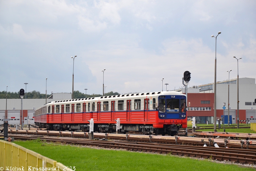 Stacja Techniczno-Postojowa
Podczas dzisiejszego zwiedzania stacji techniczno-postojowej na Kabatach trafił mi się akurat rosyjski skłąd wyjeżdżający z hali napraw.
Słowa kluczowe: 81 Kabaty STP