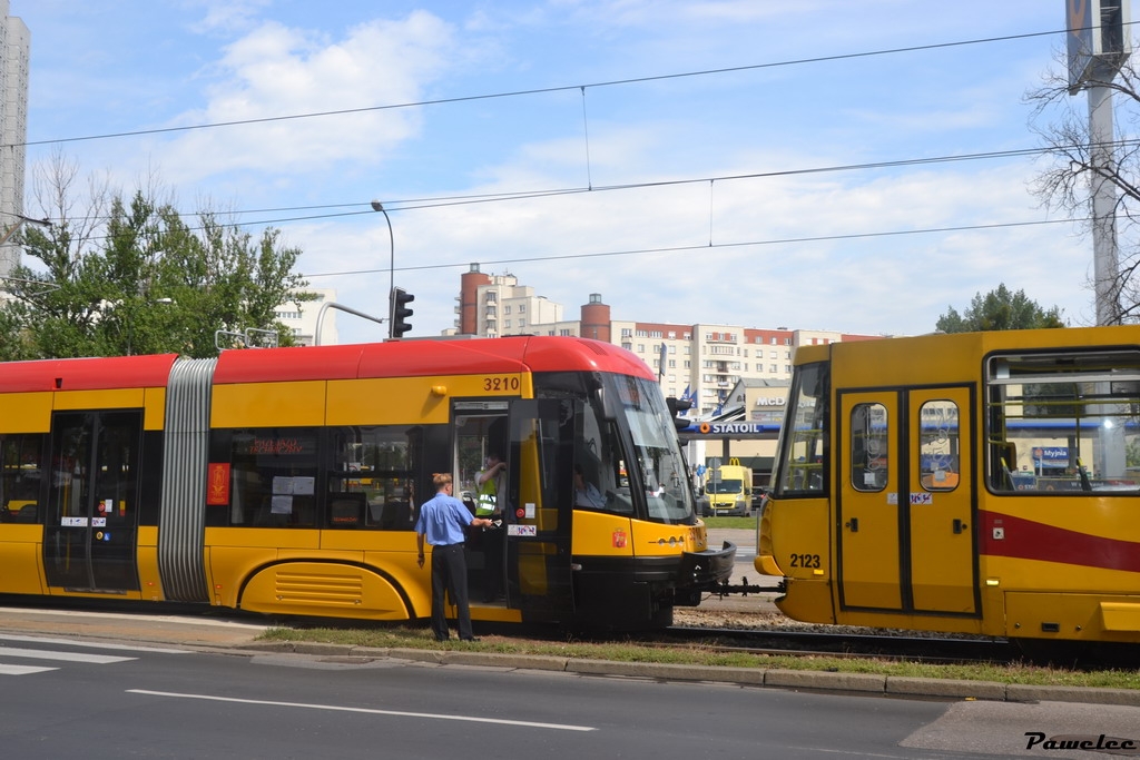 3210
Zaszczyt schorowania zawalidrogi padł na pojazd 3210, motorniczyni tego pojazdu na początku była bardzo stremowana, ale po uspokojeniach pana z Nadzoru Ruchu wszystko przebiegło OK. Był jeszcze mały problem przy skręcie z Okopowej w Al. Solidarności, aby zaholować ten pojazd, na R-1., Co chwila jakiś blachosmrodziarz wyjeżdżał wprost pod tramwaj. Jako ciekawostka stał tam radiowóz i chłopcy radarowcy nic przejmowali się zaistniałą sytuacją na skrzyżowaniu.
Słowa kluczowe: 120Na 3210 1 Okopowa