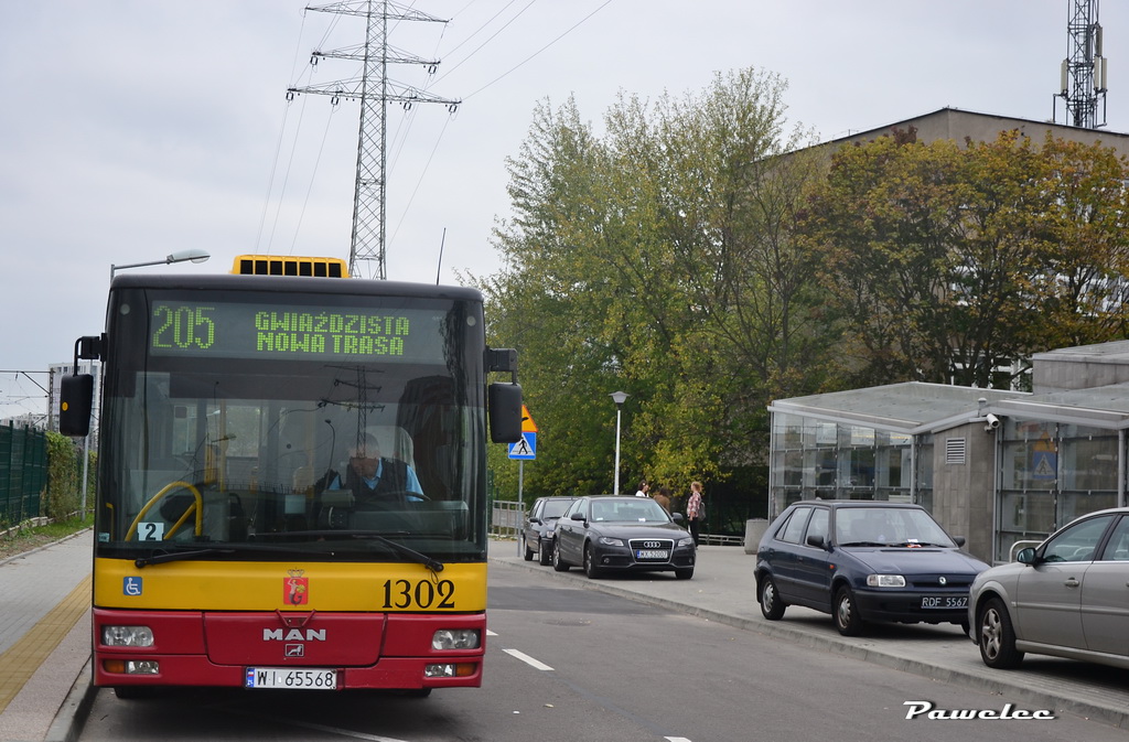 1302
Pozdrowienia dla przesympatycznego kierowcy prowadzącego ten pojazd, z którym przeprowadziłem bardzo miłą pogawędkę i zaprosiłem na naszą galerię. Kierowcy na tej trasie mają przerąbane, Mimo informacji na przystanku, wyświetlaczu, dechach i słownej, że autobus jedzie nową trasą do Dworca Gdańskiego a nie na Gwiaździstą ludzie wsiadają na Rondzie „Radosława” i jak autobus skręca w lewo a nie w prawo to dopiero wtedy się rozpoczyna burda w autobusie wszyscy są winni oprócz pasażerów, naprawdę współczuję kierowcom na tej linii, którzy muszą nasłuchać się obelg ze strony pasażerów. 
Słowa kluczowe: NM223 302 205 DworzecGdański