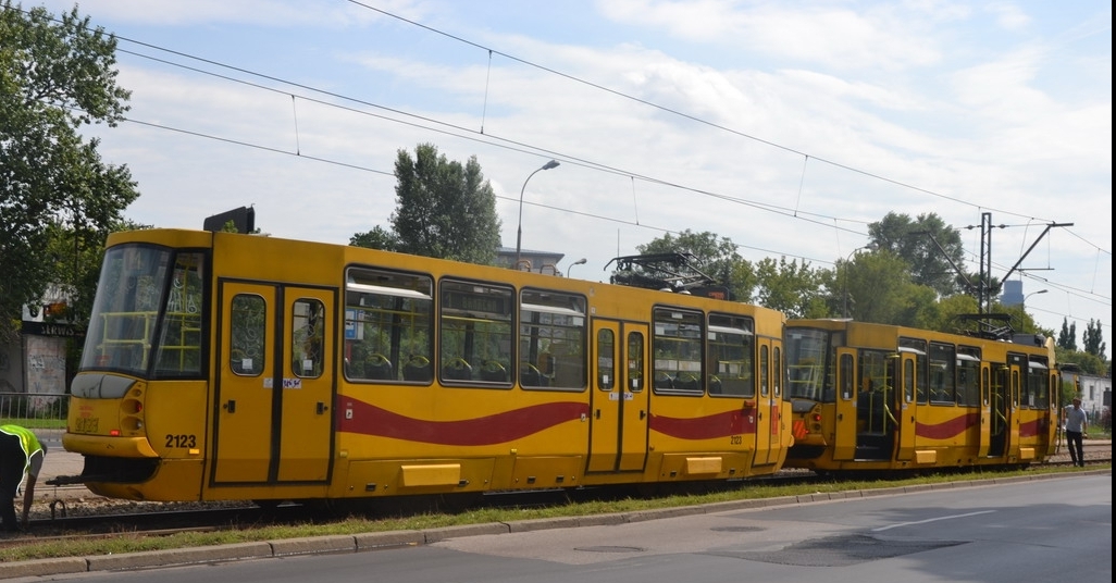 2122+2123
Oto sprawca dzisiejszego zatrzymania tramwajów na ciągu Słomińskiego-Dworzec Gdański-Most Gdański. W Tym tygodniu to już drugie zatrzymanie w prawie tym samym miejscu. W poniedziałek skład 105’ek na linii 1 zablokował przejazd przez rondo na ponad 20min. Pora, aby ZTM pomyślał nad jakąś linią autobusową kursująca na trasie Pl. Zawiszy – Rondo Radosława w przypadku, jakiej kol wiek awarii trzeba tą trasę przejść z buta. Ja doliczyłem się już 14 razy, w których zamiast z komunikacji musiałem korzystać z własnych butów. Korzystam z tej trasy codziennie.
Słowa kluczowe: 105N2k/2000 2122 2123 1 Okopowa