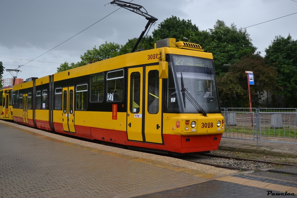 3028
Tramwaj 116Na/1, prod. 2000, NGI 04-2008, NGII 09-2010. Bardzo fajnie że w Tramwajach Warszawskich pomyślano o umieszczeniu numerów taborowych na górnym pasie tak jak w Pesach. Teraz te numery stały się bardziej widoczne.
Słowa kluczowe: 116Na/1 3028 27 CmentarzWolski