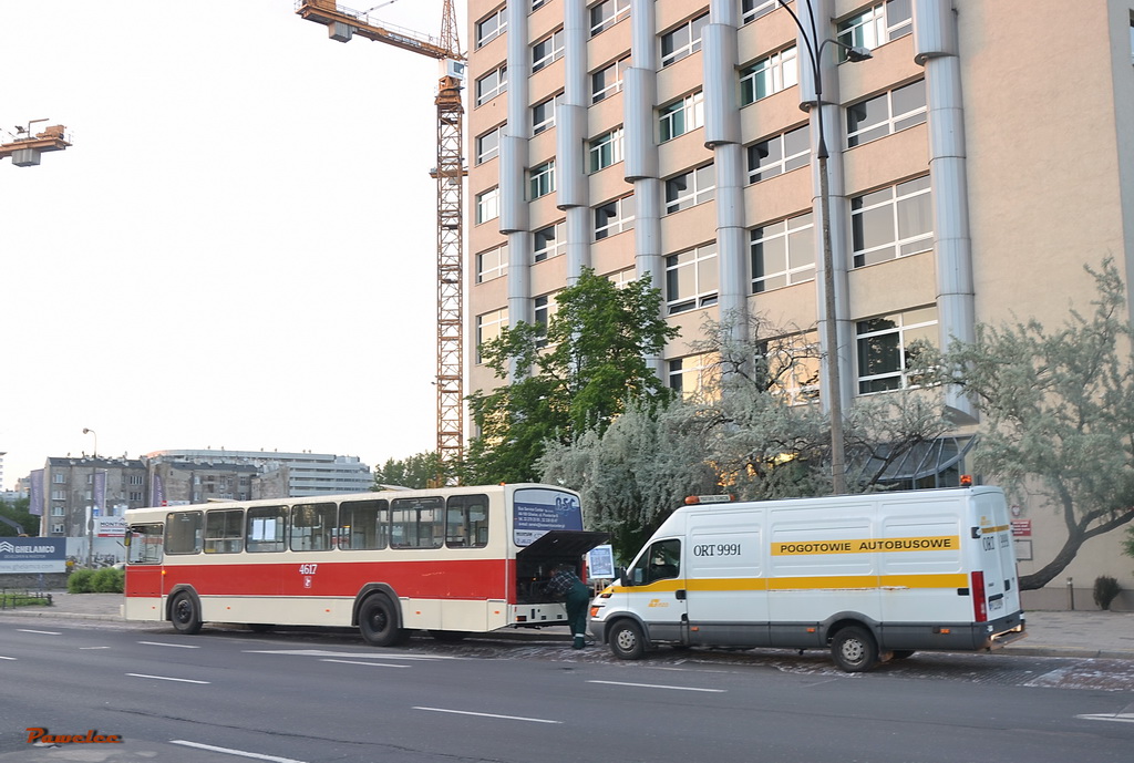 4617 
W czasie Nocy Muzeów zaniemógł silnik w 4617 na pomoc przyjechało Pogotowie Techniczne Iveco Dailly 35S15 o numerze 9991. Zdjęcie zrobione z okna 105.
Słowa kluczowe: PR110 Iveco 4617 9991 A RondoDaszyńskiego NM2013