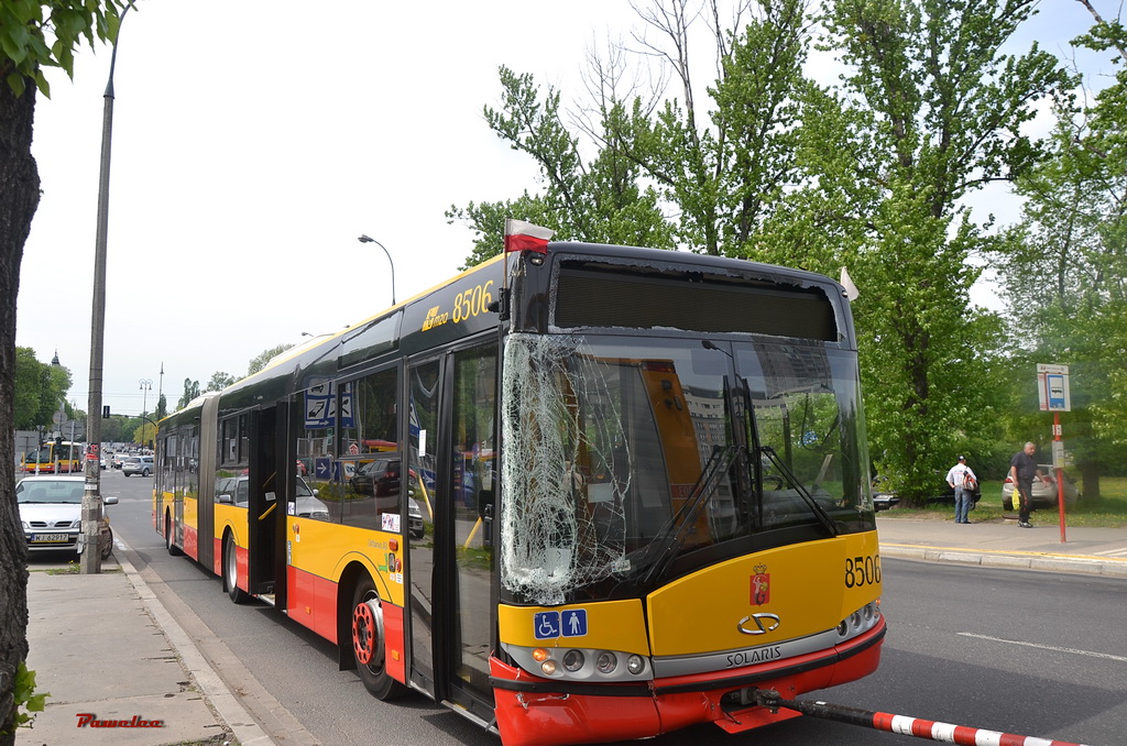 8506
Podwójny pechowiec wczorajszego dnia zdefektował na linii 167 tak, że wymagało to holowania. Na skrzyżowaniu Powązkowska / Okopowa doszło do dzwona. W holowany na dyszlu 8506 wpadł rozpędzony samochód. Siła uderzenia była tak silna, że naprawa będzie musiała się odbyć na ORT, bo doszło do naruszenia kratownicy. Pozdrowienia dla zasmuconego właściciela tego wozu.
Słowa kluczowe: SU18 8506 Dzika