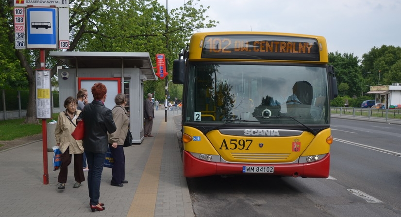 A597
W tle jedna z trzech takich wiat w Warszawie. Szkoda że zrezygnowano z tego typu wiat oczekując na autobus można kupić gazetę, napoje a także zał,adować kartę miejską.
Słowa kluczowe: CN270UB OmniCity A597 102 Szaserów