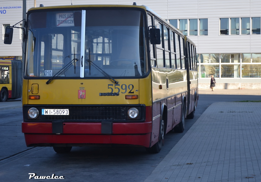 5592
W oczekiwaniu na wyjazd na dodatek 010/500. To już czwarty zakład tego wozu. Zadebiutował na Chełmskiej w lutym 1996 po likwidacji zajezdni przerzucony na Redutową skąd został wysłany na NB w 2007. We wrześniu 2009 został relokowany do zakładu Kleszczowa by w maju tego roku pojawić się na Stalowej. 
Słowa kluczowe: IK280 5592 PT BródnoPodgrodzie