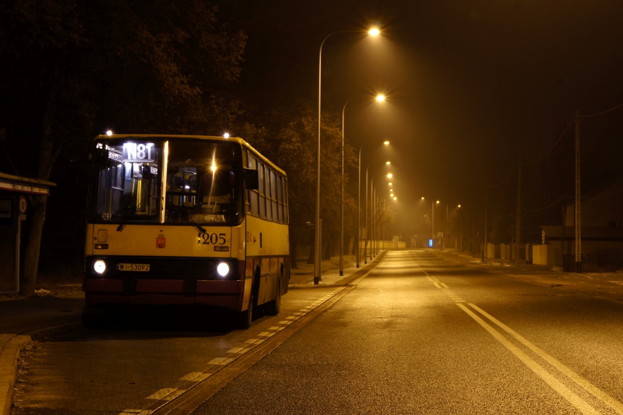 1205
Za czasów kiedy N81 nie jeździło na Branickiego...
Swoją drogą to była jedna z pierwszych moich nocek.
Słowa kluczowe: ik260 1205 N81 Waflowa