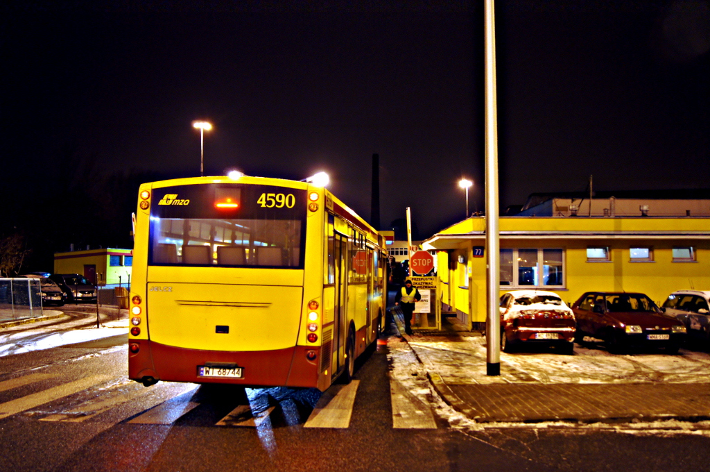 4590
221/162+N61+N11+N11 jedna z bardziej wyczerpujących brygad. Wszędzie dzisiaj przyjeżdżaliśmy o czasie :) uroki niedzielnych zimnych nocy. Jedynie ostatnim kursem ze Skarbki na DWC jechało trochę ludzi do pracy. Tak to było bardzo pusto. Dzisiaj pora na moje ulubione N64.
Słowa kluczowe: M121 4590 PT ZajezdniaStalowa