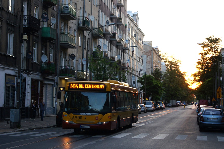 A590
Skoro mowa o wschodach słońca... ;p
A za kółkiem... pewien kierowca z R4. :) 
Słowa kluczowe: CN270UB A590 N14 Stalowa