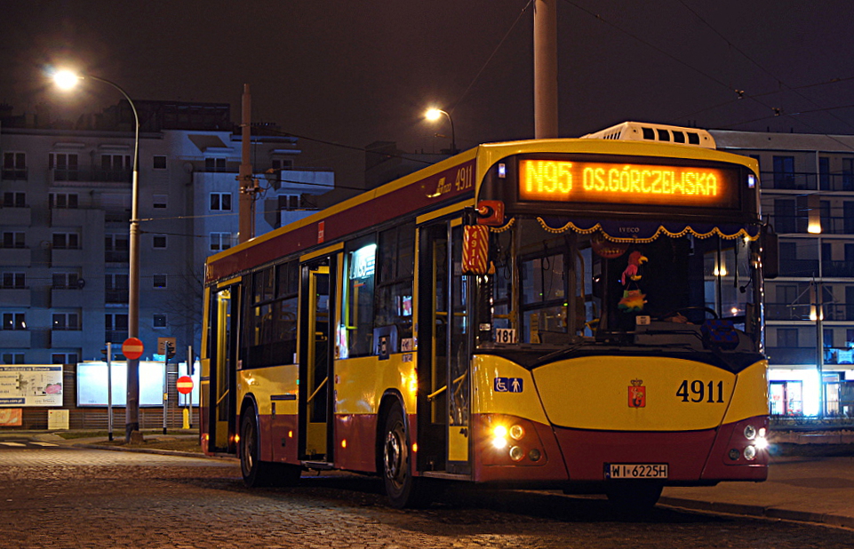 4911
Od tygodnia w łączeniu występującym na 181 brygadzie nie ma już N95.  Zamiast 95 mamy za to N91 jeżdżące na cmentarz Północny.
Ponadto powstała brygada 211 w postaci N02+156 jeżdżąca w weekendy, a do 122 brygady ( N11+N61+N11 ) dołożono 1.5 kółka na 132 i zjazd jest dopiero po 7:20...
Słowa kluczowe: M121l 4911 N95 OsiedleGórczewska