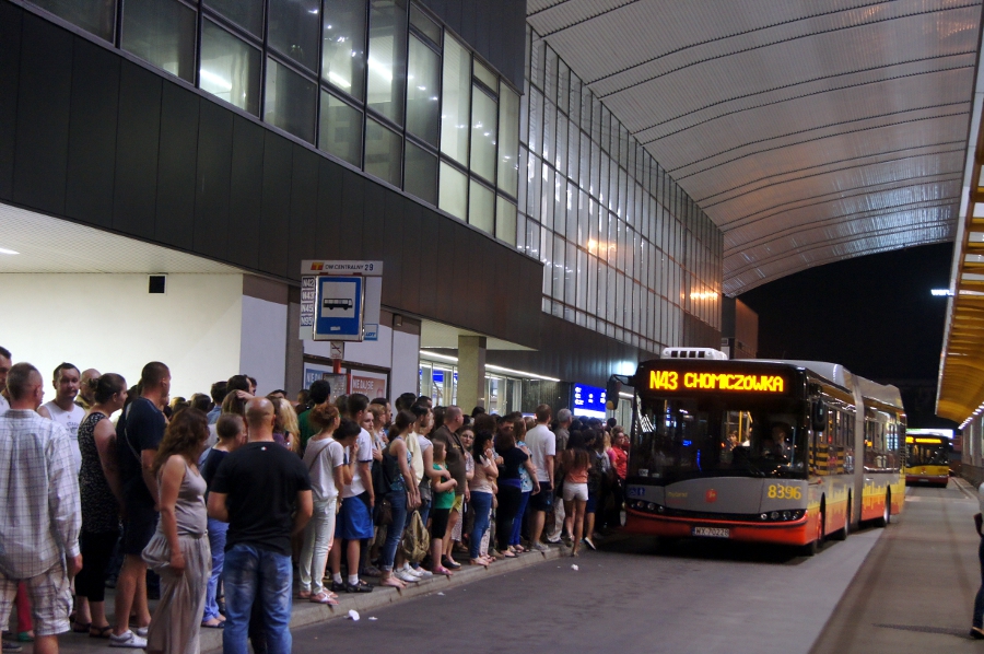 8396
Ośmiele się powiedzieć, że na DWC po wiankach było więcej ludzi, niż po nocy muzeów.
Słowa kluczowe: SU18H 8396 N43 DworzecCentralny