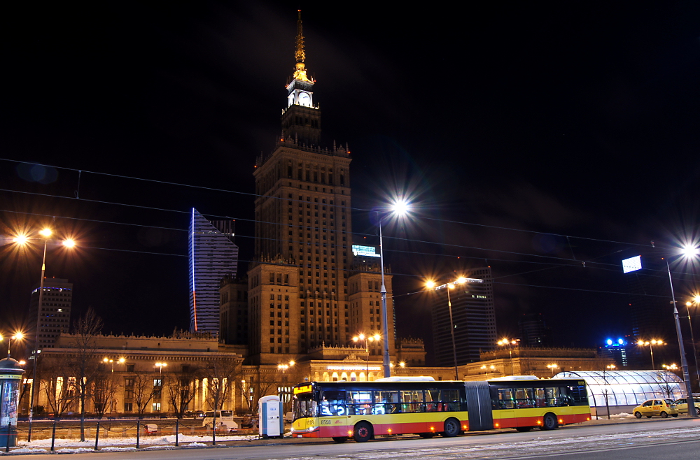 8528
Można by powiedzieć, że uczę sie fotografii na nowo. Nie tyle fotografii, co OBRÓBKI. Zdałem sobie sprawę, że kompletnie nie ogarniam obrabiania zdjęć. Potrafię wykonać tylko najprostsze funkcje typu kontrast, kolory i ostrość...
Domyślam się, że w jakiś prosty sposób da się usunąć te flary z tego zdjęcia i tutaj pytanie do was: w jaki sposób?

Kliknijcie "pokaż obrazek" ab yzobaczyć zdjęcie w normalnej jakości.
Słowa kluczowe: SU18 8528 N85 Marszałkowska