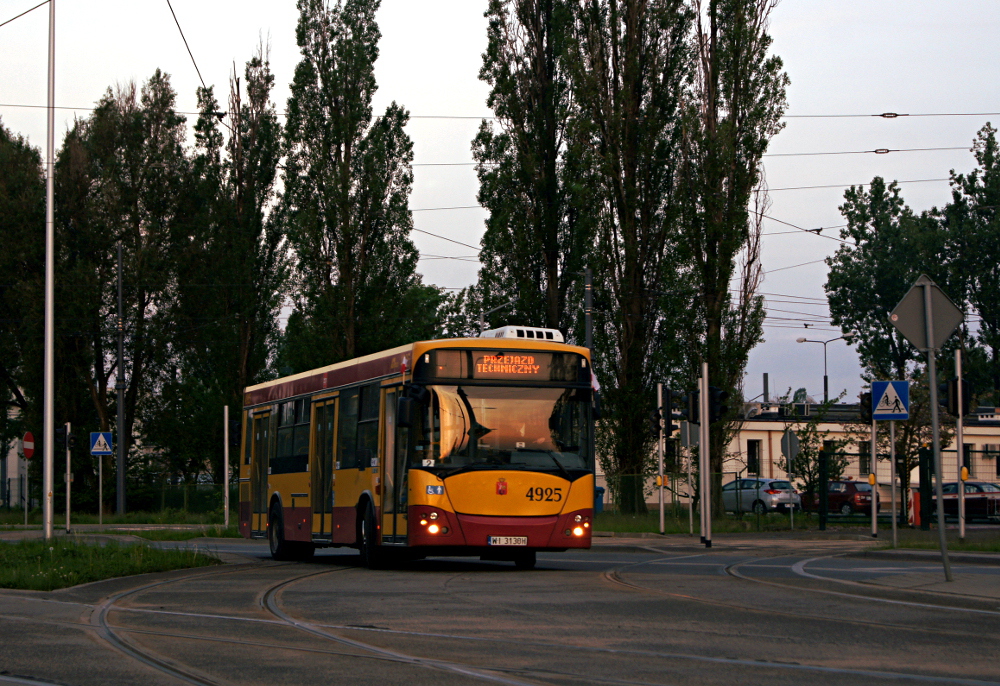 4926
No i mamy wakacjeeee. 5 jedyneczek które się miało zostały poprawione i oficjalnie zdałem :D
Ostatnio dość rzadko jeździłem, teraz będzie dużo czasu na nadrobienie zaległości.
Słowa kluczowe: M121I 4925 ZajezdniaŻoliborz