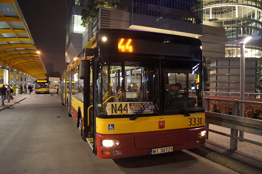 3331
Redutowy Jelcz spsuł się i trzeba było jechać przegubowcem na N44. Ledwo co udało się nim przemanewrować przez wąskie uliczki na tramwajowej zajezdni...
Słowa kluczowe: NG313 3331 N44 DworzecCentralny