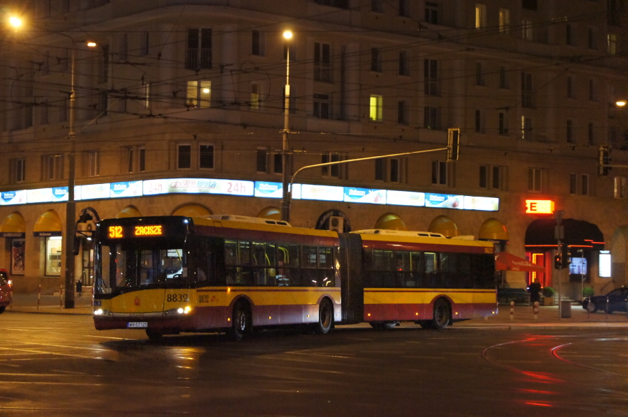 8832
Zdjęcia nocne w ruchu to zdecydowanie najtrtudniejsza możliwa dla miłośnika dziedzina fotografii KM...
Aby w ogóle było widać pojazd na zdjęciu trzeba dać baaardzo wysokie ISO (w tym przypadku 12800). Skutkiem tego wysokiego ISO jest ziarno na zdjęciu. Dobra obróbka może trochę zniwelować tego ziarna ale ja jeszcze do tego nie doszedłem w jaki sposób to zrobić.
Słowa kluczowe: SU18 8832 512 AlejaSolidarnośći