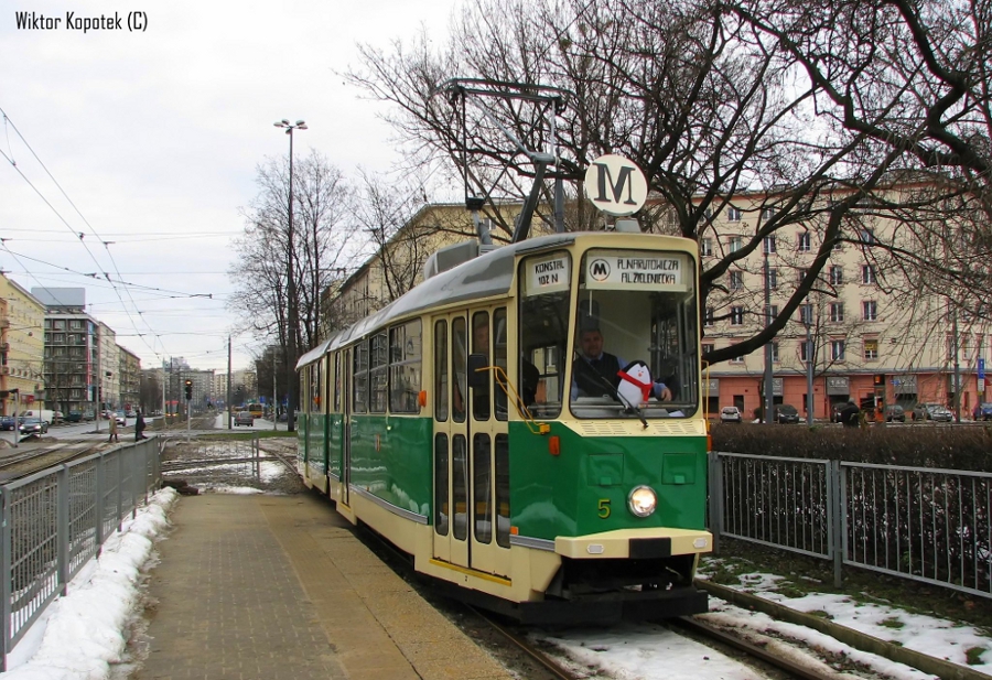 102N
Kanciak podczas postoju na Pl.Narutowicza przed kolejnym kursem na specjalnej linii "M"
Zdjęcie wykonał Sprinter.1205. Zgoda na opublikowanie fotografii jest.
Słowa kluczowe: 102N 5 M PlacNarutowicza