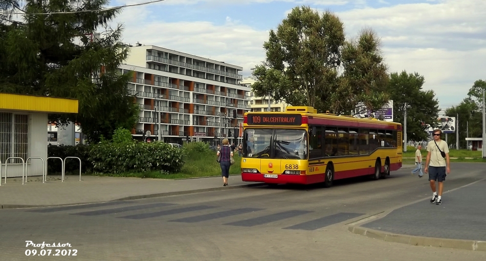 6838
Neoplan odpoczywa po skończonym kolejnym półkursie na 109.Co do wozu : przyjemnie nim się jechało, nie jest mułowaty i w kabinie zadbany. 
Słowa kluczowe: N4020 6838 109 OsiedleGórczewska