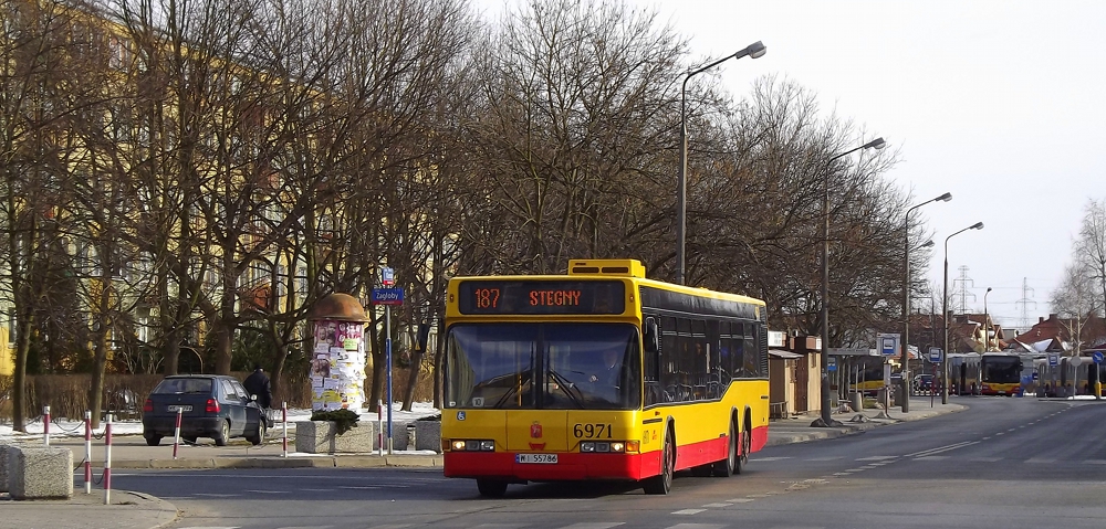 6971
Tym zdjęciem chciałbym życzyć wszystkim przeglądającym i omni-buserom radosnych świąt wielkanocnych i (za)lanego poniedziałku :)
Słowa kluczowe: N4020 6971 187 Keniga