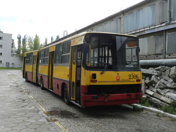 2306
Teren Zakładu Eksploatacji Autobusów R-1 Woronicza. W dniu 17.06.2012 r nastąpił koniec epoki przegubowych lewarków w stołecznym MZA. Na dzień dzisiejszy pozostał z liniowych wozów jedynie 1299 (ex 1205). Najbliższe dostawy autobusów zapewne jeszcze znaczniej przerzedzą szeregi Ikarusów.
Słowa kluczowe: IK280 2306 ZajezdniaWoronicza kasacje