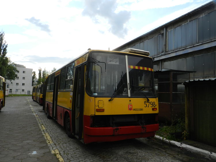 5798
Ikarus 280. 70E prod. 1997. R-9 1997-2006, R-7 2006-2007 (ostatnia służba na R-7 to popołudniowe E-1 ), R-11 2007-2012 i R-7 2012.
Słowa kluczowe: IK280 5798 ZajezdniaWoronicza kasacje