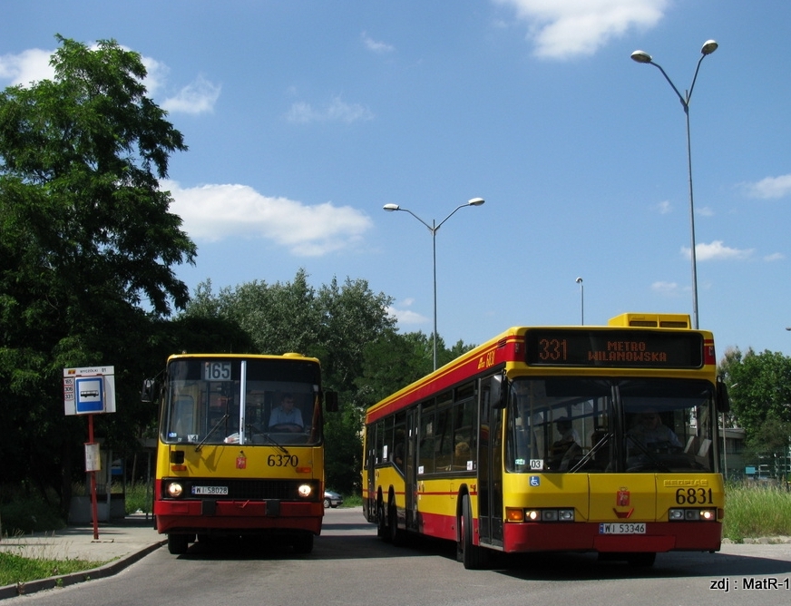 6370, 6831
Pętla Wyczółki. Neoplan i Ikarus - dwa bratanki i do pętli i do traski. Pozdrowienia dla kierowcy z 6370 który włączył światła na potrzeby tegoż zdjęcia.
Słowa kluczowe: IK260 6370 6831 165 Wyczółki