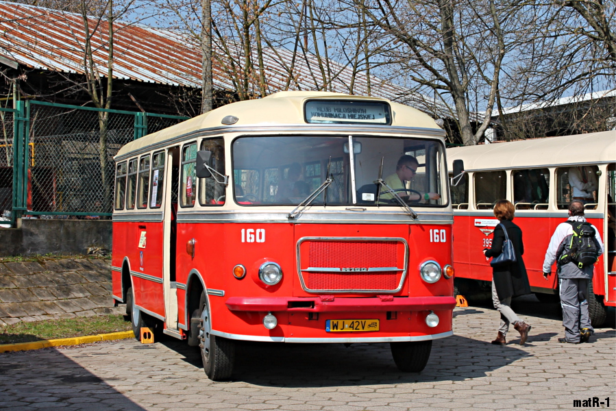 160
Podczas dzisiejszej wystawy zabytkowego taboru autobusowego z okazji 35-lecia Klubu Miłośników Komunikacji Miejskiej w Warszawie można oglądać różne zabytki. Do wystawionych wozów należy m.in. ten miejski San.
Słowa kluczowe: San 160 ORT