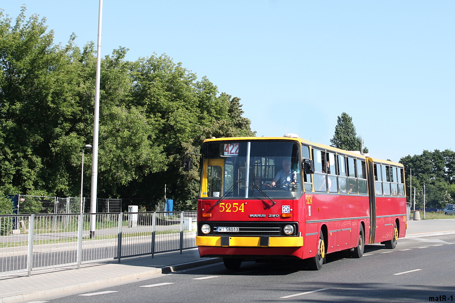 5254
Ikarus oddala się od przystanku Sobieskiego. Pozdrowienia dla kierowcy.
Słowa kluczowe: IK280 5254 422 Sobieskiego