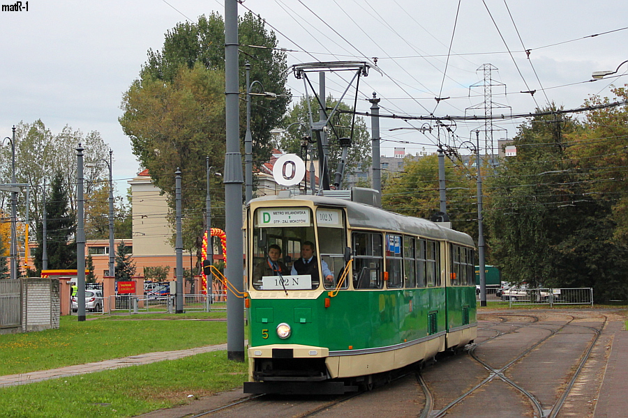 5
Linia D kursowała na trasie Metro Wilanowska - Zajezdnia Mokotów. Była obsługiwania m.in przez ten wóz. Samo DTP uważam za niezbyt udane. W autobusy były powyłączane, nie można było sobie pootwierać/pozamykać drzwi i zobaczyć innych funkcji pojazdu. Z tramwajami było podobnie. Miałem wrażenie, że w tym roku było to DTP tramwajowe.
Słowa kluczowe: 102N 5 D Woronicza DTP2013