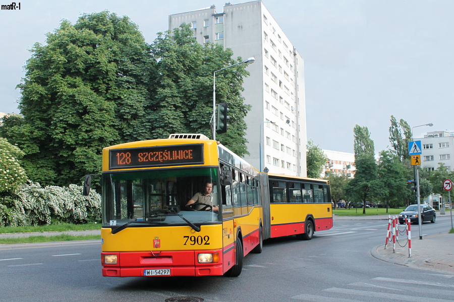 7902
Dziś na 128 pojawił się odkurzacz. Fotka początkowo miała być z Raszyńskiej, potem ze Żwirki i Wigury. Ta wyszła  najciekawiej, więc to tę prezentuje. Z dedykacją dla Bartoniego722!
Słowa kluczowe: M181M 7902 128 Dickensa Pawińskiego