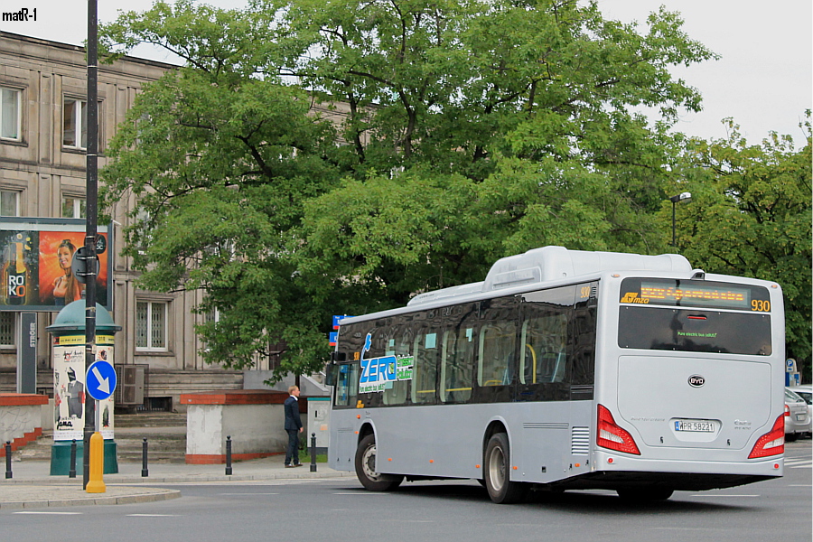 930
Ebus cicho skręca w Królewską.
Słowa kluczowe: Ebus12 930 222 Królewska